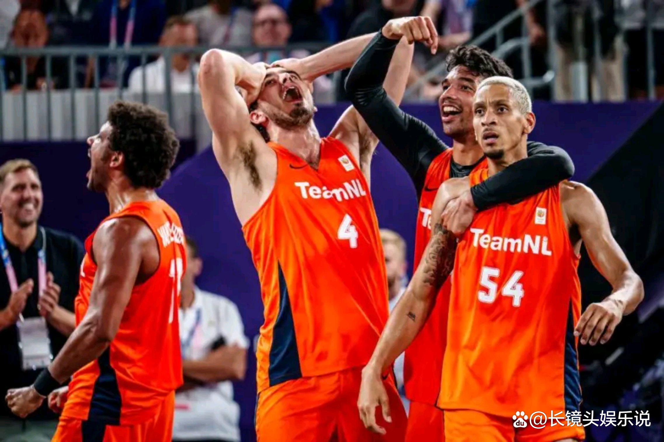 荷兰队员相互辅助，默契传球拉开比分！