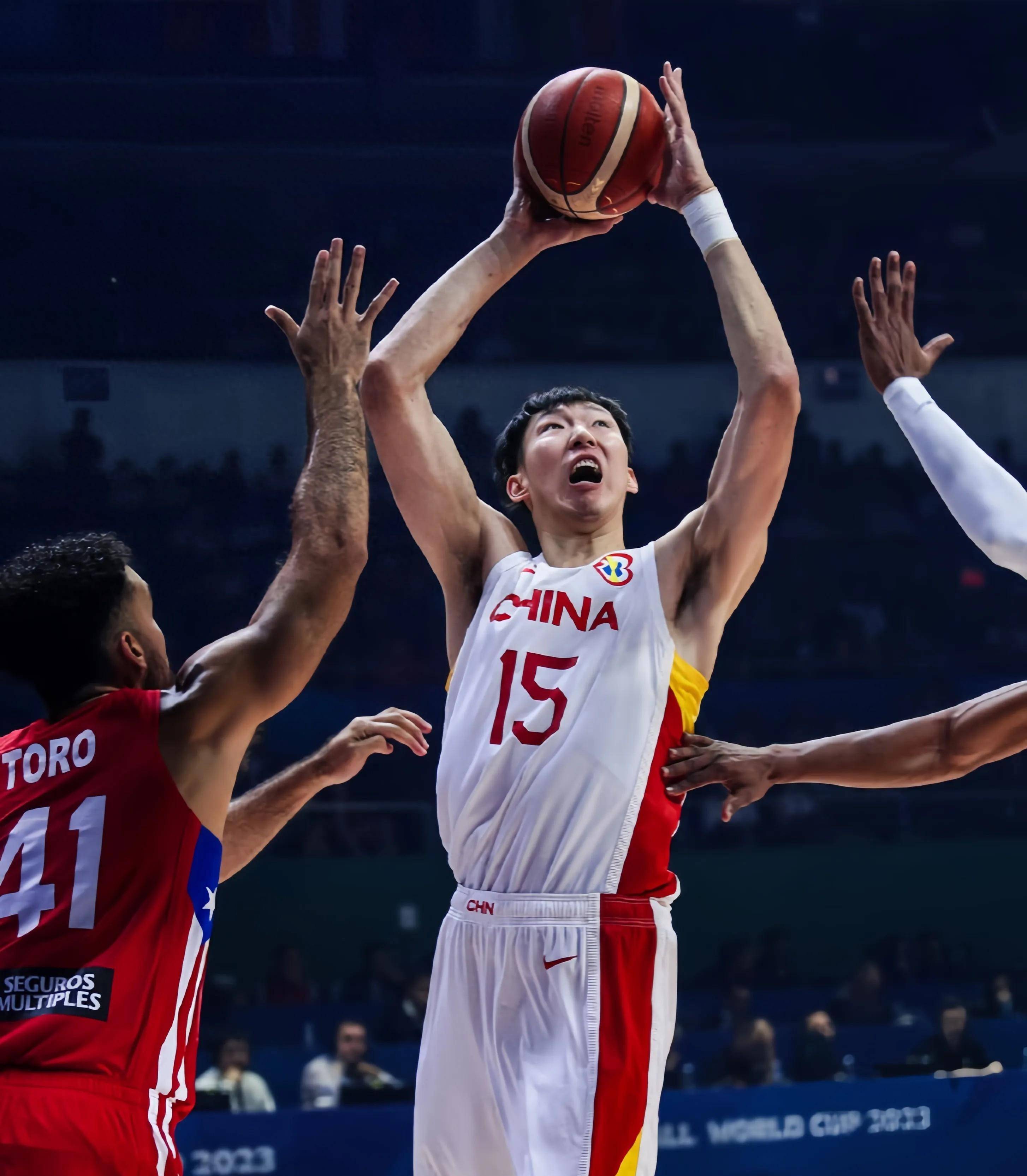 CBA球员技艺精湛，赛场上的精彩瞬间感动全场