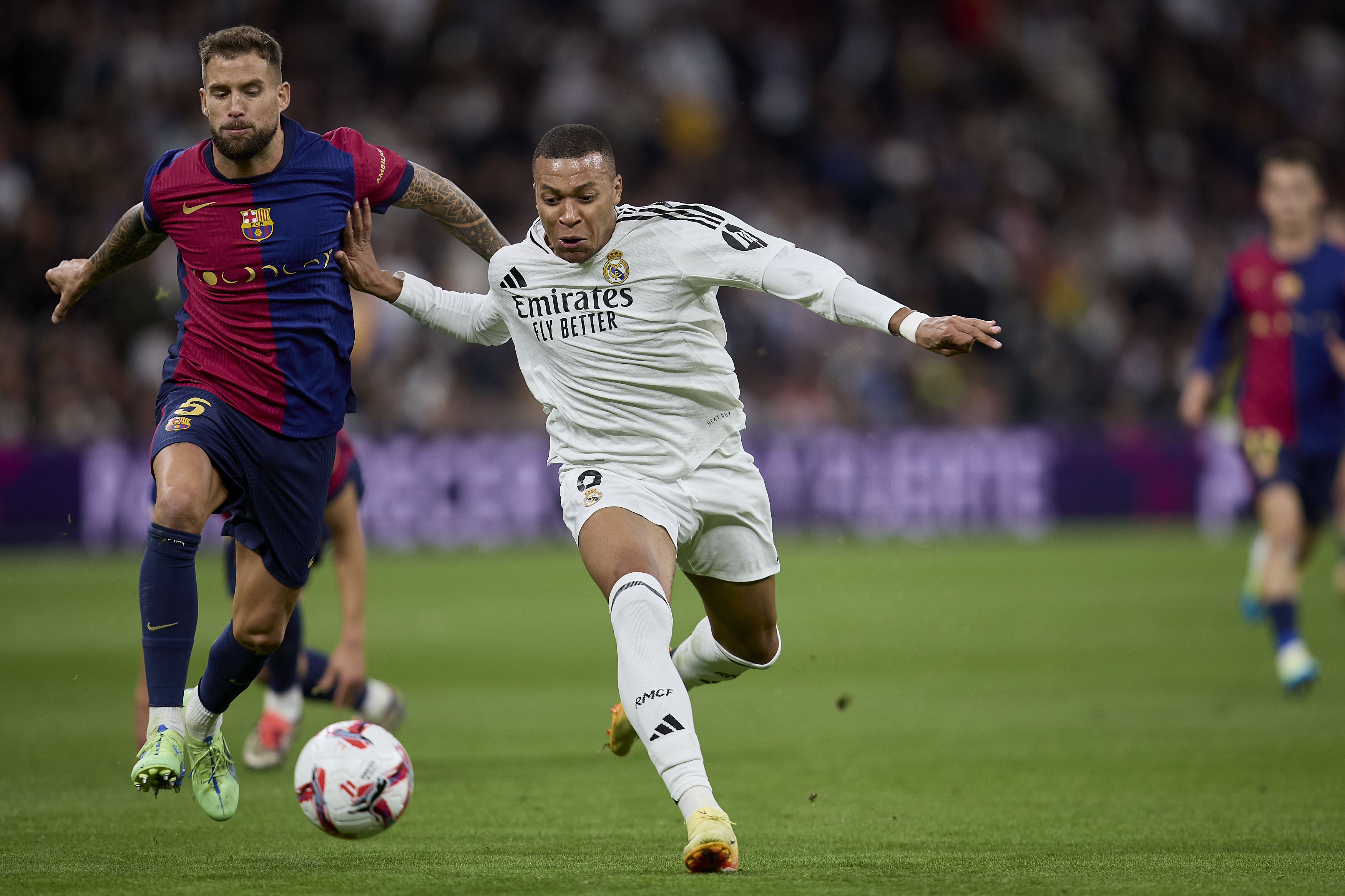 姆巴佩迎来三赛季高光表现，巴塞罗那球迷沸腾！