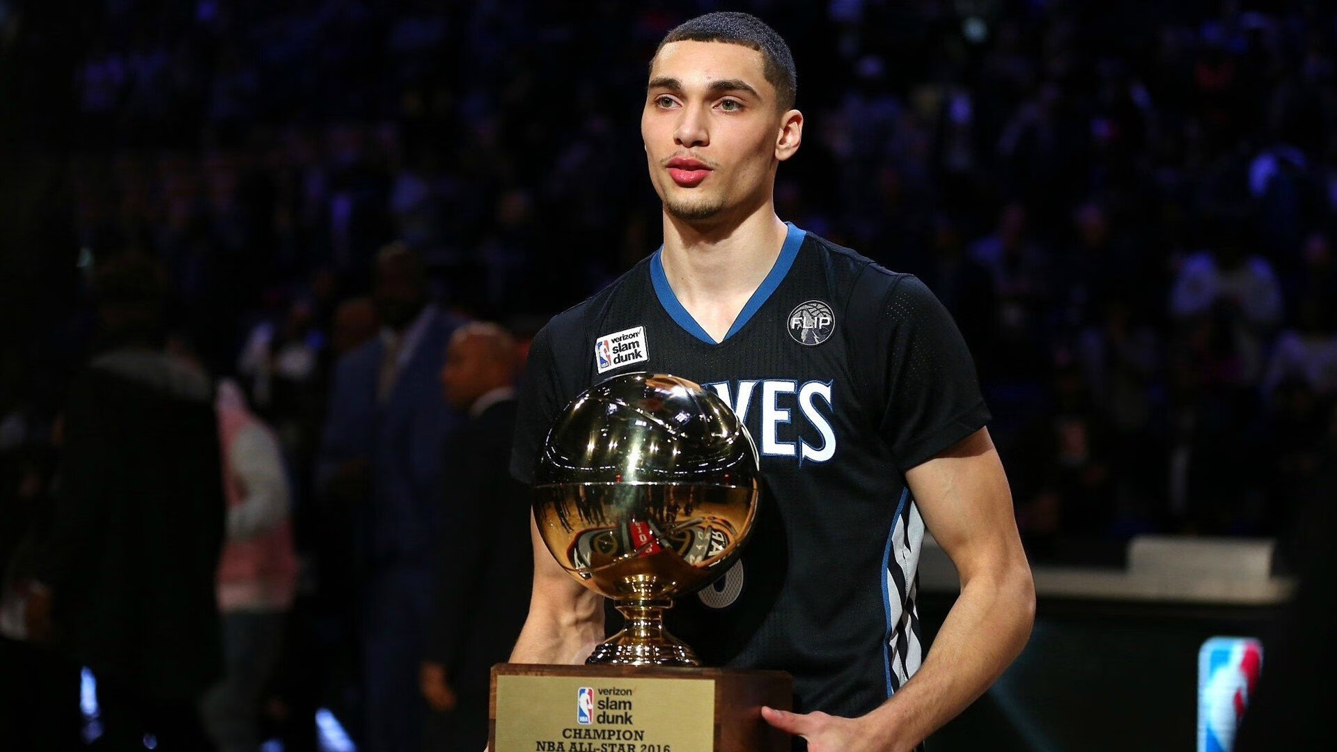 大坂直美强势回归：战术革新点燃赛场，法国观众狂热沸腾！